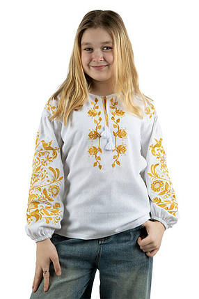 Вишиванка для дівчинки білого кольору з жовтим квітковим орнаментом гладдю і пишними рукавами 110–164 см, фото 1