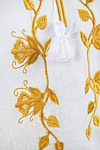 Вишиванка для дівчинки білого кольору з жовтим квітковим орнаментом гладдю і пишними рукавами 110–164 см, фото 2