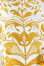 Вишиванка для дівчинки білого кольору з жовтим квітковим орнаментом гладдю і пишними рукавами 110–164 см, фото 3