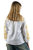 Вишиванка для дівчинки білого кольору з жовтим квітковим орнаментом гладдю і пишними рукавами 110–164 см, фото 4