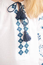 Вишиванка для дівчинки з геометричною синьою вишивкою хрестиком довгий рукав 110–164 см, фото 4