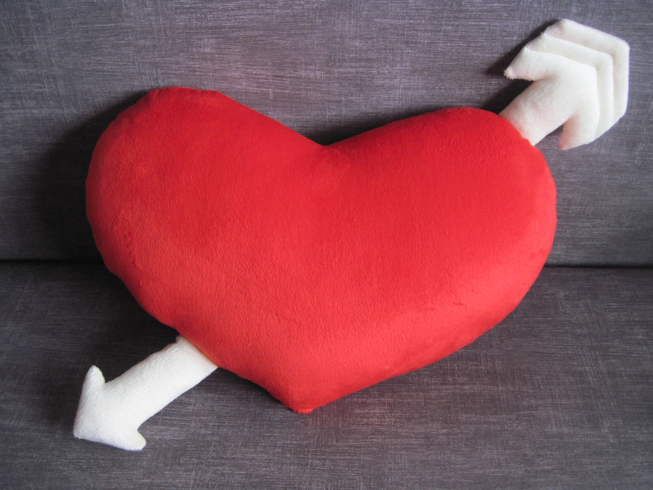 Декоративна подушка серце зі стрілою ручна робота, фото 1