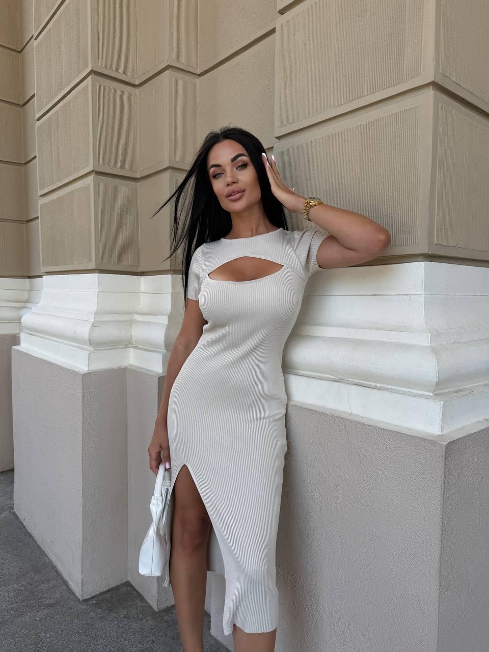 Плаття жіноче в'язане з вирізом і розрізом збоку — елегантне трикотажне плаття міді, фото 1
