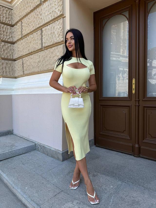 платье желтое трикотажное с разрезом по ноге
