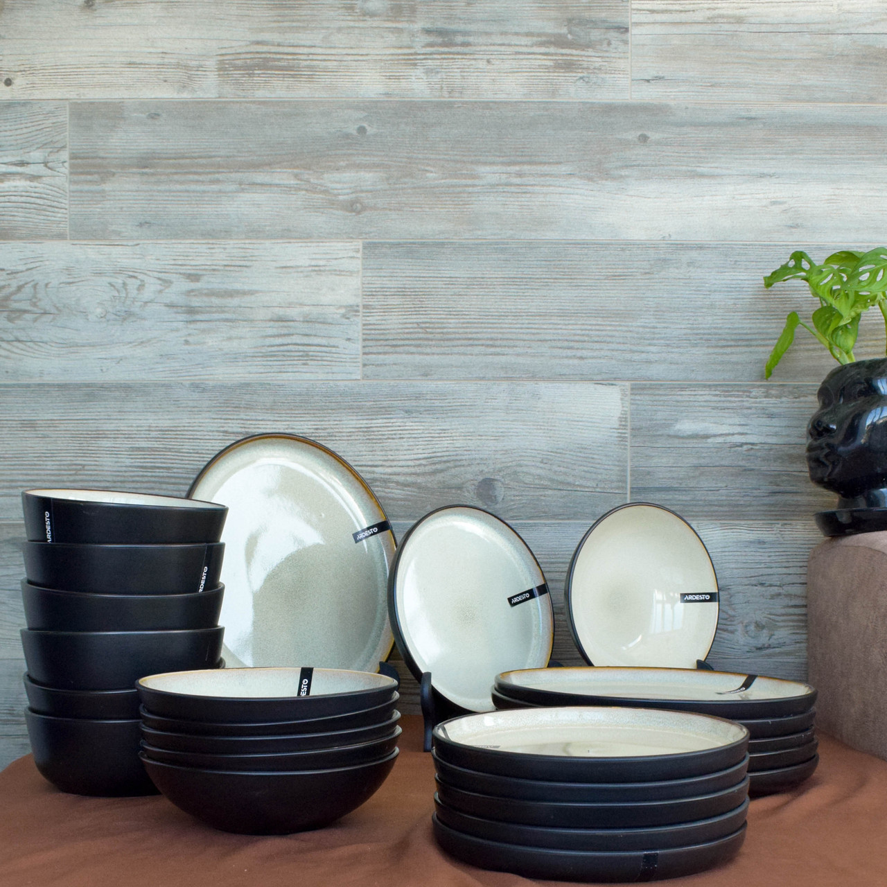 Набір тарілок Ardesto Bolzano 24 предмети чорно-зелений