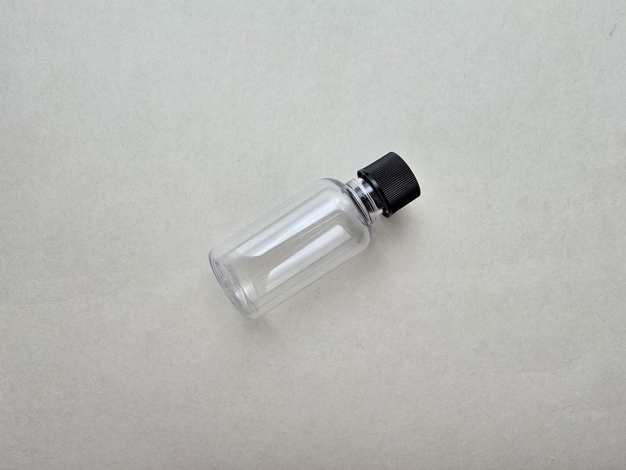 50 мл 20/410 Круглий прозорий ПЕТ флакон з кришкою чорною ребристою, пластмасовий
