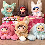Лялька М'яка іграшка брелок Вакуку Waku 2 Сюрприз у коробці 18 см коричнева лисиця із короткими вухами, фото 3
