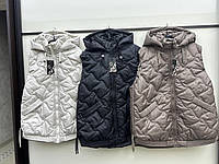 Жіноча стегана жилетка з капюшоном