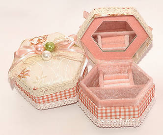 Скринька для коштовностей із декором