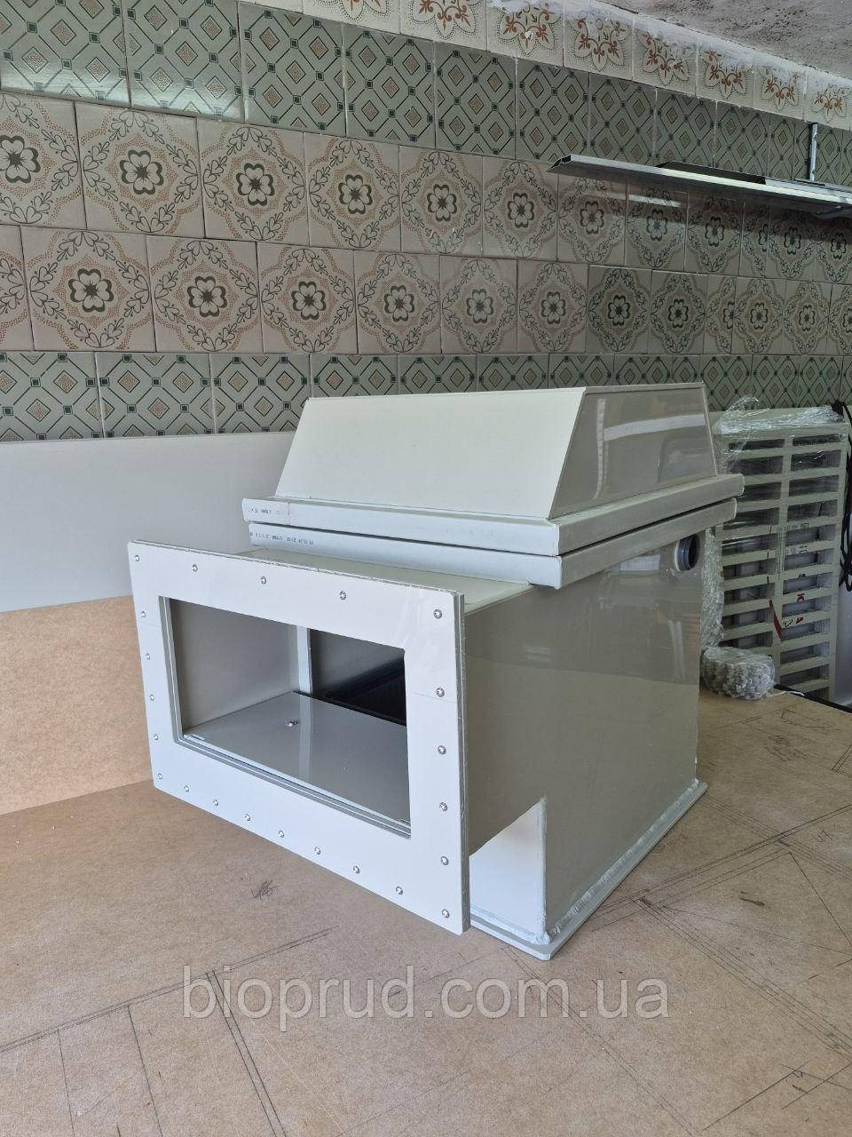 Стаціонарний скімер з обємною кришкою для додаткового обладнання.