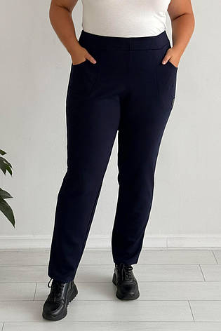 Штани для повних жінок сині зі щільного трикотажу на осінь без застібок з кишенями, фото 1