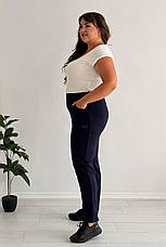 Штани для повних жінок сині зі щільного трикотажу на осінь без застібок з кишенями, фото 4