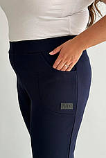 Штани для повних жінок сині зі щільного трикотажу на осінь без застібок з кишенями, фото 5