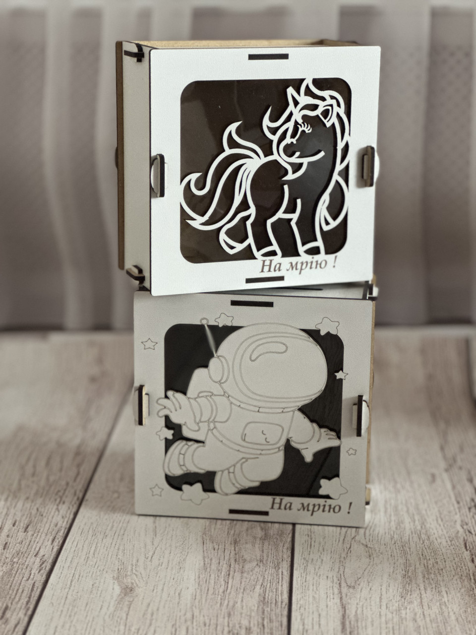 Скарбничка дерев’яна з прозорим віконечком та гравіюванням «На мрію». подарунок для школяра , опт від 10 шт, фото 1