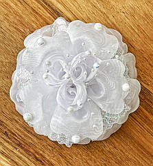 Бант для волосся гуртом Ø14*7 см резинка мікрофібра Ø3 см 12 шт./уп БІЛІ ТРОЯНДИ З ПЕРЛИНАМИ