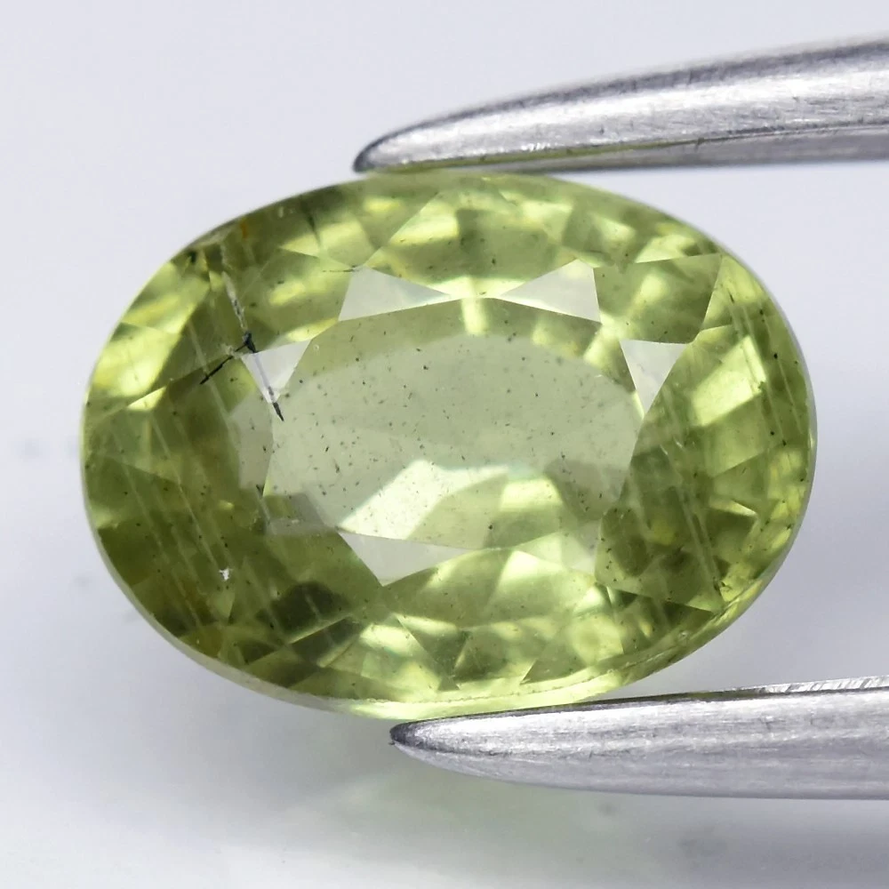 0.69 кт. Природний зелений сапфір. Без оброблення.