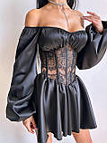 Жіноча атласна сукня міні з об'ємними рукавами та мереживом, фото 3