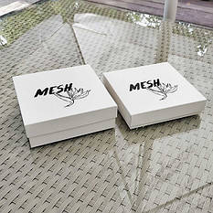 Шовкодрук чорной фарбой на коробочках з білого крейдованого картону розміром 150*150*35 мм та 150*150*50 мм.