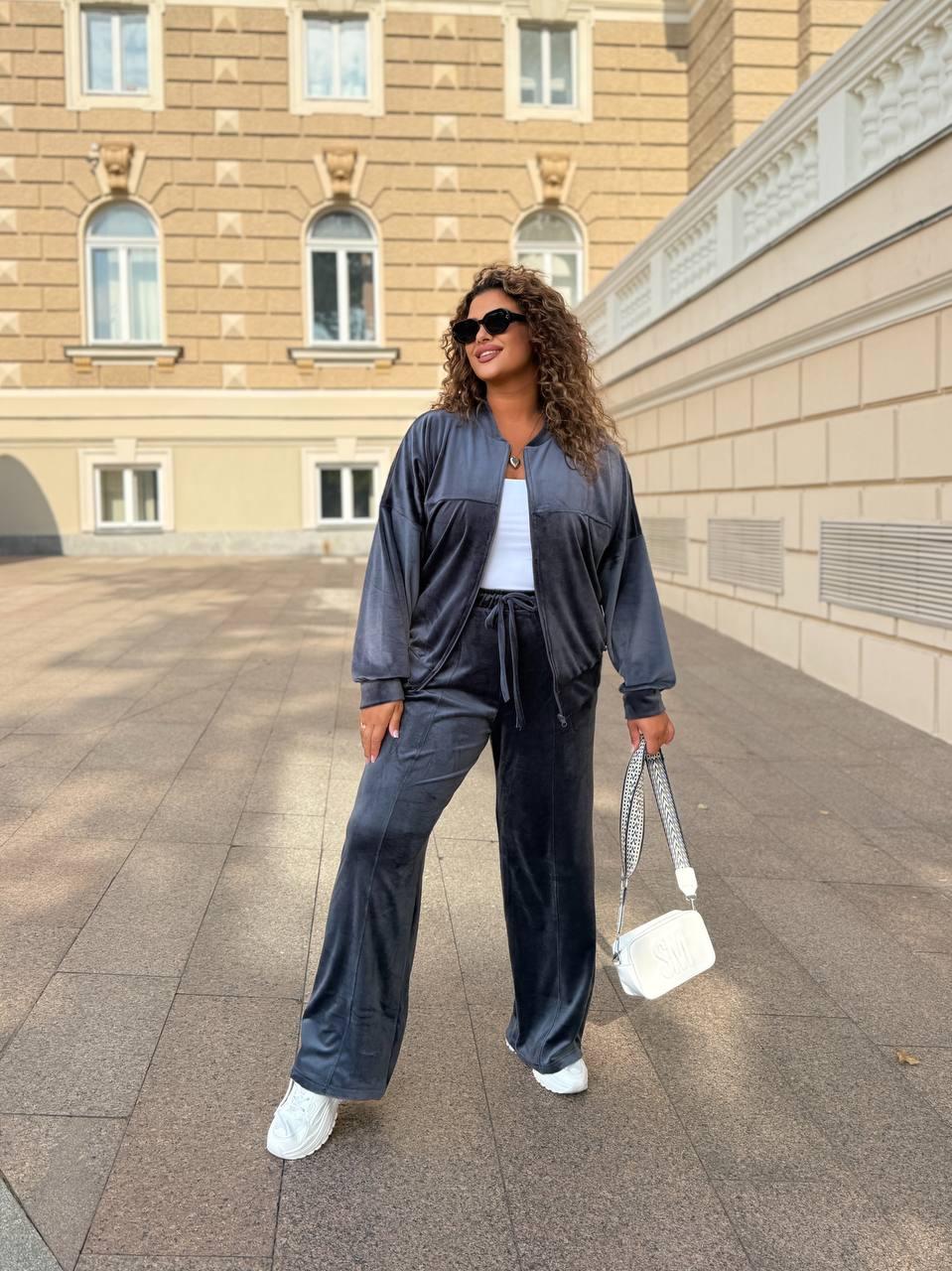 Велюровий спортивний жіночий костюм на молнії зі стрілками р.42-60 SPRING ГРАФІТ 769, фото 1