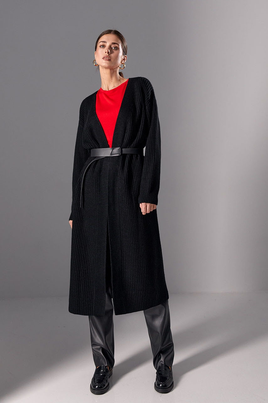 Довгий трикотажний в'язаний кардиган з поясом чорного кольору. Модель 2494 Trikobakh