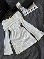 Элегантное платье из нежного трикотажа букле, окутывающее фигуру изящным силуэтом.