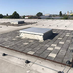 🛠 Старий метод протипожежного захисту покрівлі має свої недоліки
На фото — традиційний спосіб захисту з використанням бетонних плиток.
Його мінуси:

значна вага, яка продавлює утеплювач;
деформація мембрани під навантаженням;
з часом з’являютьс