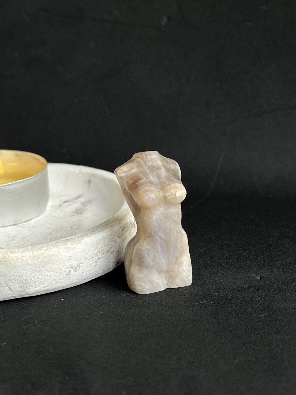 «Жіноче тіло» статуетка з лунного каменю натуральний місячний камінь фігурка місячний камінь без оправи.Індія., фото 1