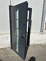 Вхідні металеві двері з дзеркалом в приватний будинок