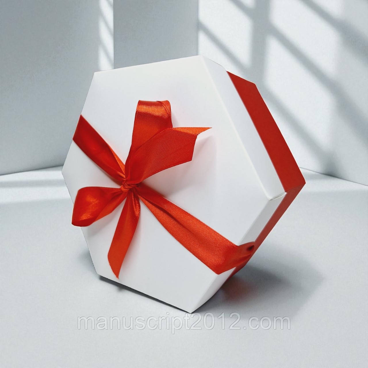 Коробка шестикутна з бантом (200х170х100мм.) червоно-біла