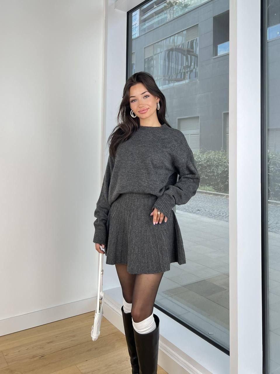 Жіночий в'язаний костюм зі спідницею пліссе і светром оверсайз, фото 1