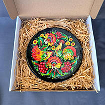 Тарілка 20 см у подарунковій коробці "Два півні" з авторським петриківським розписом, фото 4