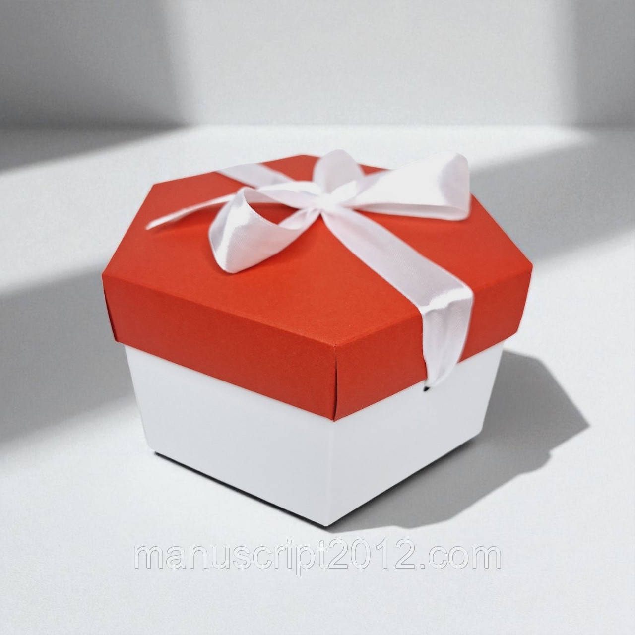 Коробка шестикутна з бантом (200х170х100мм.) біло-червона