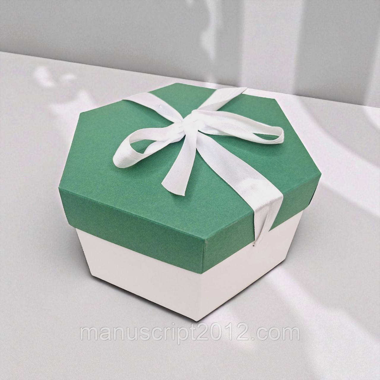 Коробка шестикутна з бантом (200х170х100мм.) біло-зелена