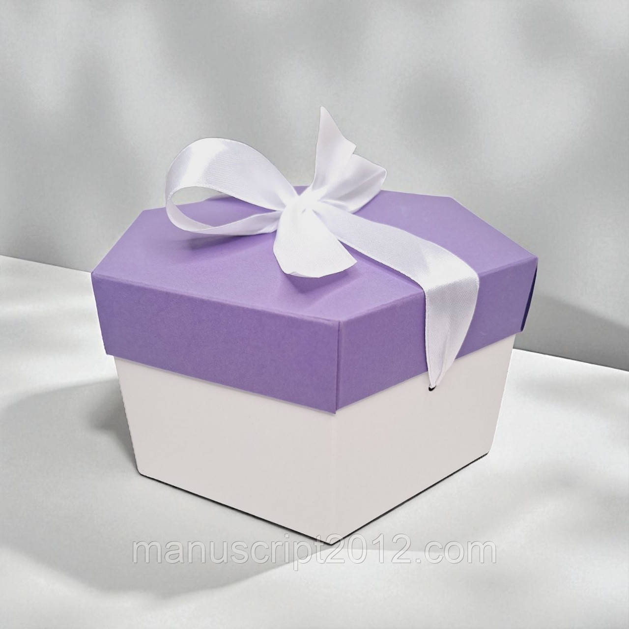 Коробка шестикутна з бантом (200х170х100мм.) біло-лавандова