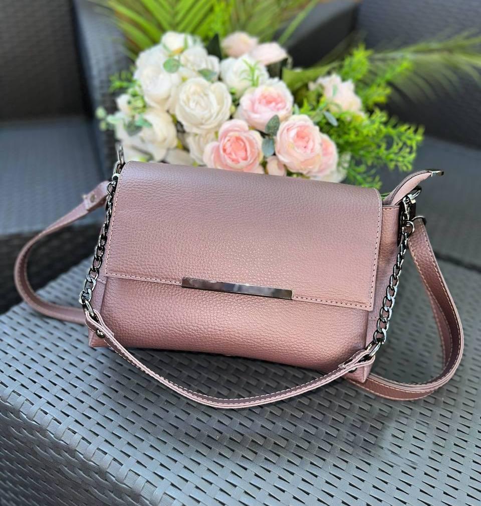 Жіноча сумочка через плече крос-боді сумка з металевою планкою темна пудра