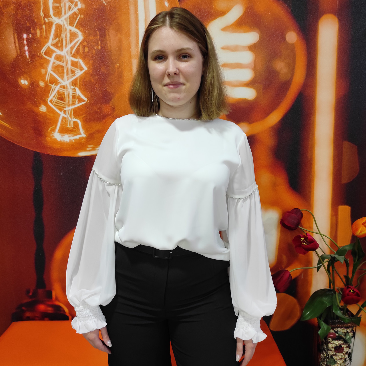 Блуза OKIRA жіноча однотонна довгий шифон рукав декор нитка зі стразами S біла, фото 1