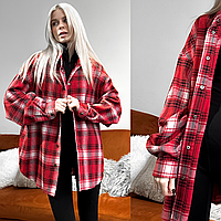 Женская рубашка в клетку красная из хлопка оверсайз свободного кроя удлиненная универсальная на кнопках