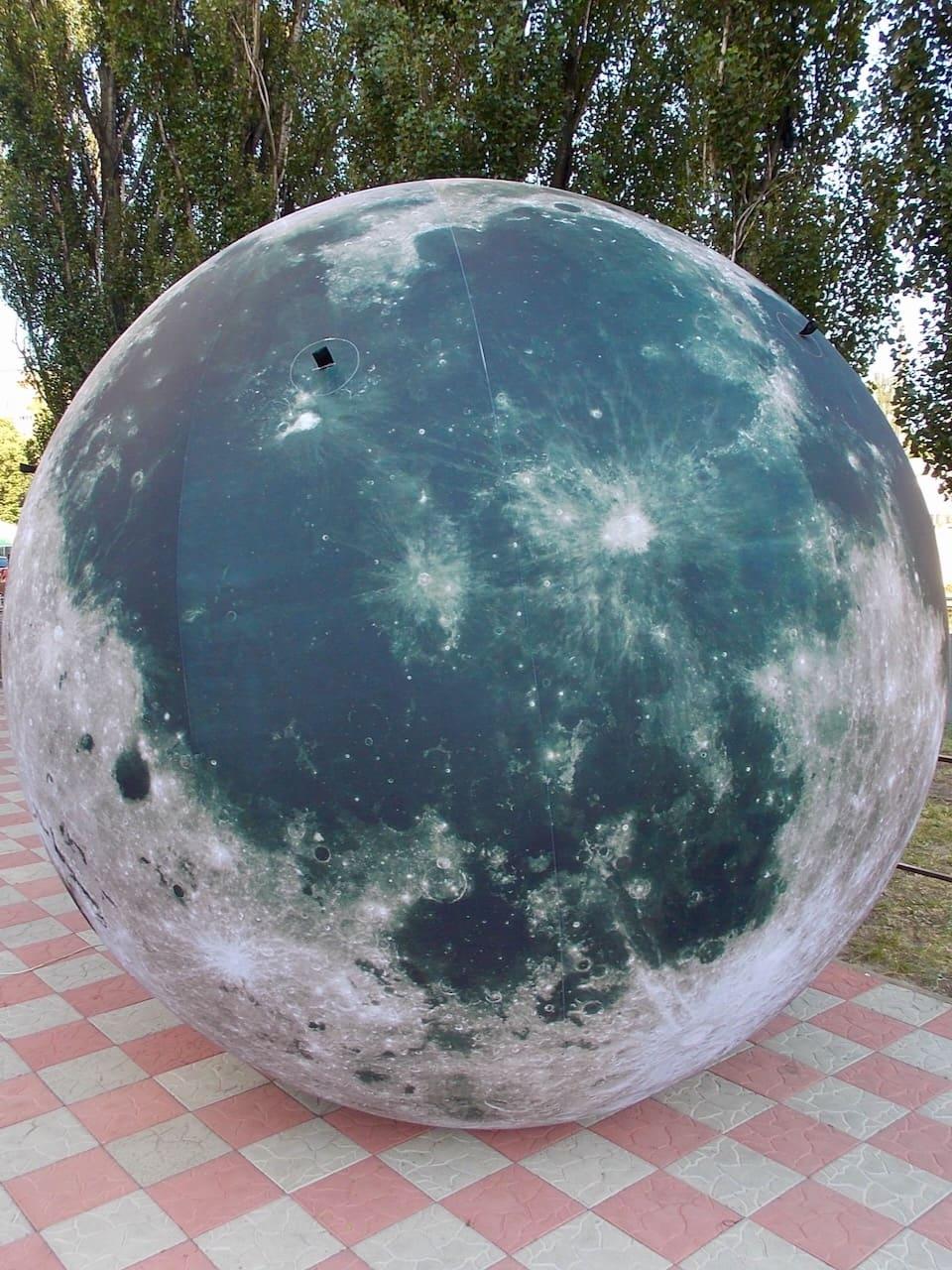 Надувна декорація Місяць діаметром 5 метрів для оформлення заходів