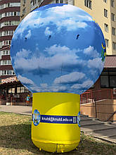 Надувна рекламна куля на тумбі висотою 4 метри з друком неба