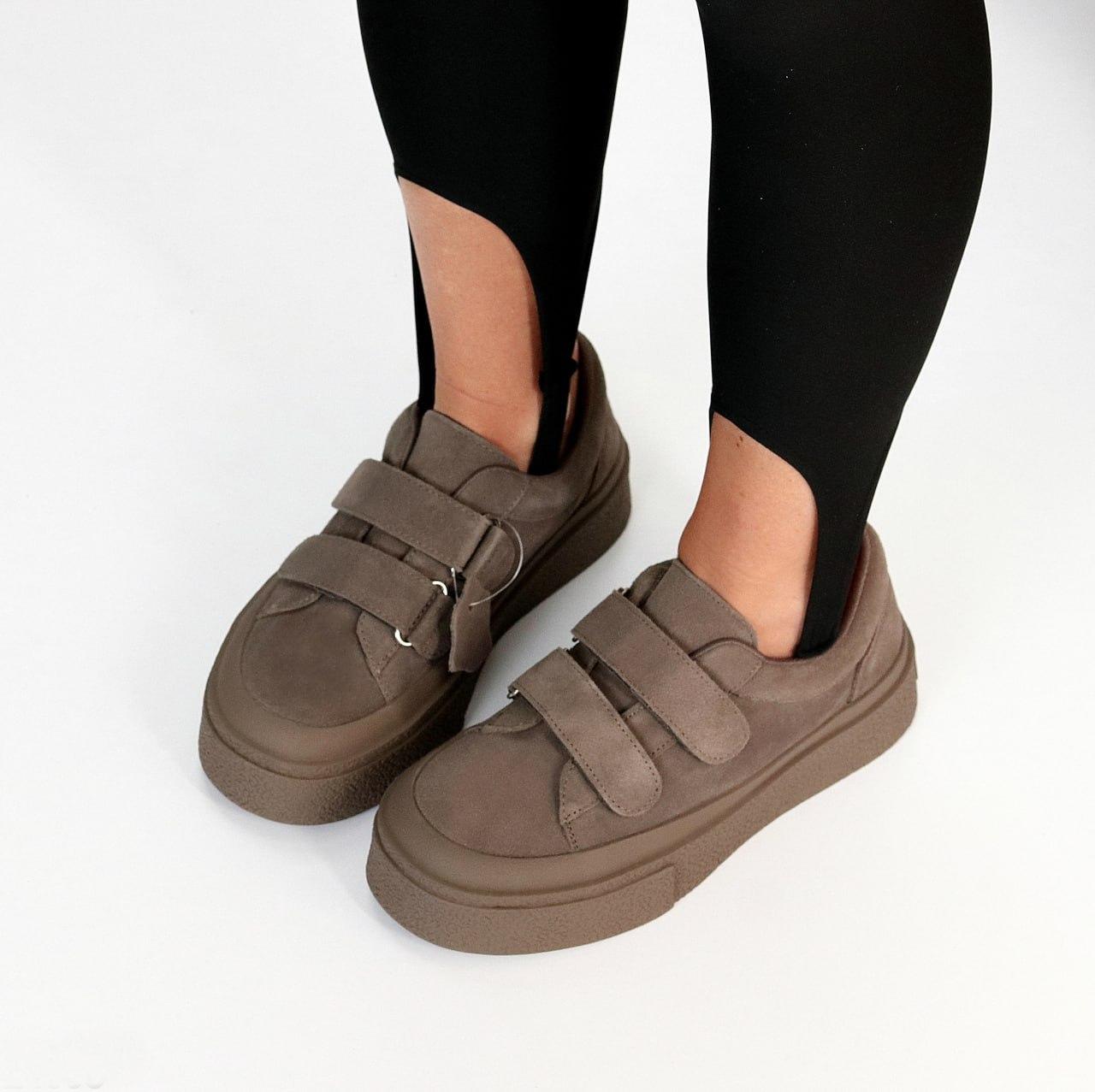 Замшеві жіночі кросівки на липучці широка підошва моко натуральна замша