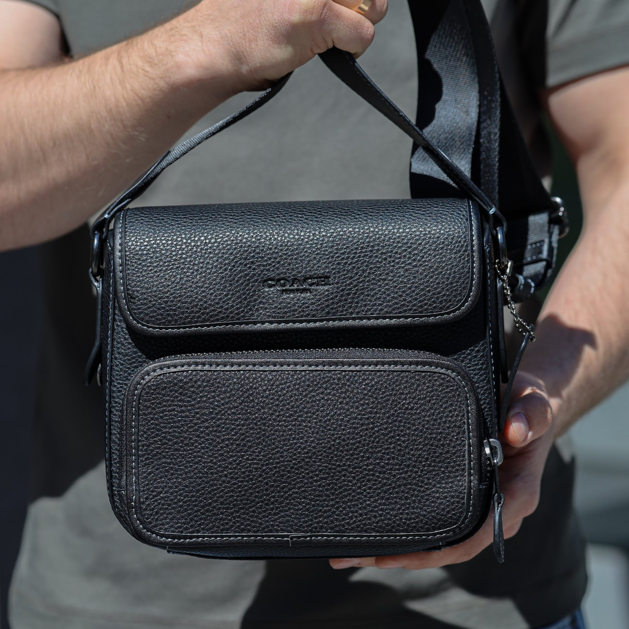 Чоловіча сумка крос-боді з натуральної шкіри Coach Sullivan чорного кольору на клапані через плече, фото 1