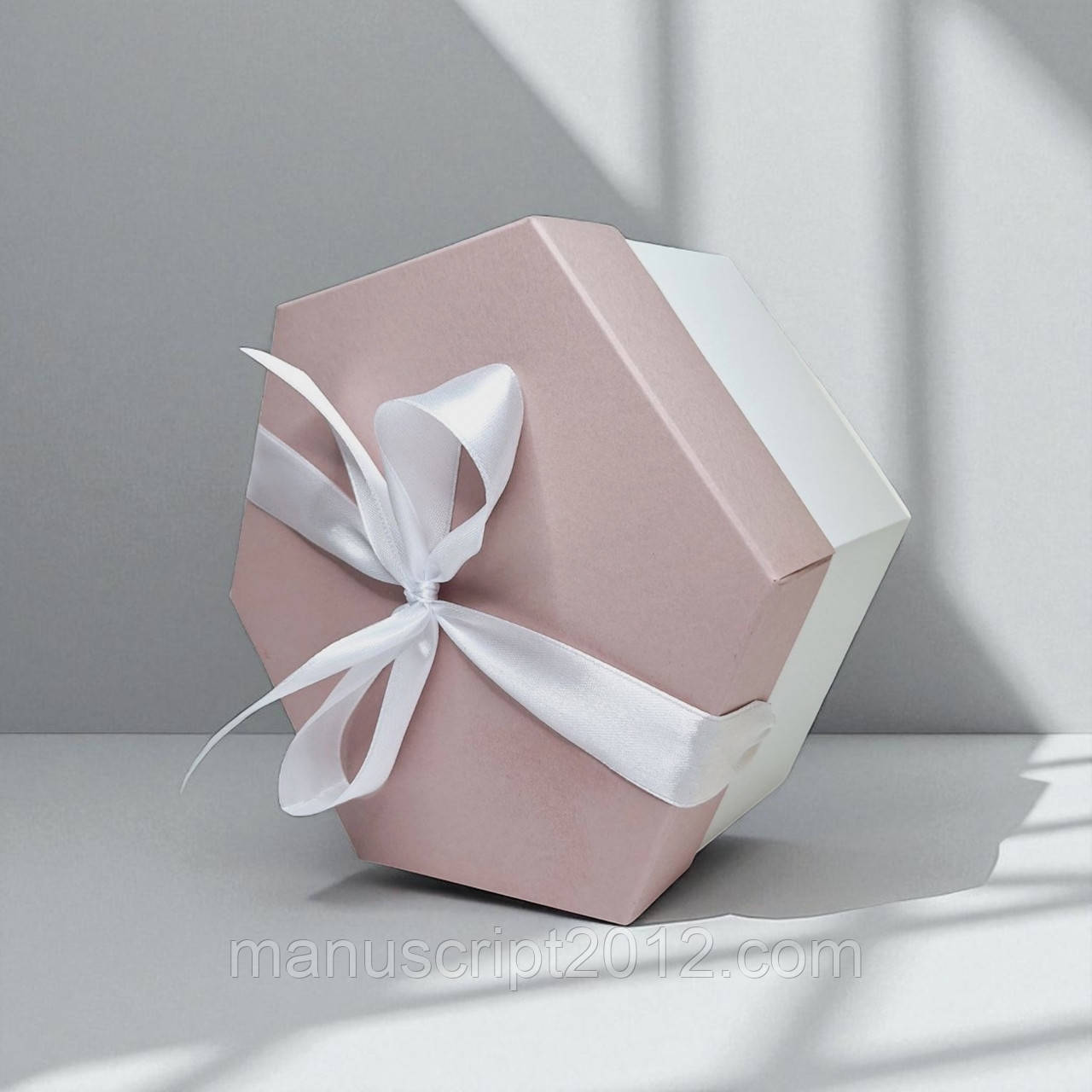 Коробка шестикутна з бантом (200х170х100мм.) біло-рожева