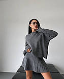 Жіночий в'язаний костюм зі спідницею пліссе і светром оверсайз з горловиною, фото 3