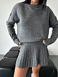 Жіночий в'язаний костюм зі спідницею пліссе і светром оверсайз з горловиною, фото 7