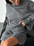 Жіночий в'язаний костюм зі спідницею пліссе і светром оверсайз з горловиною, фото 8