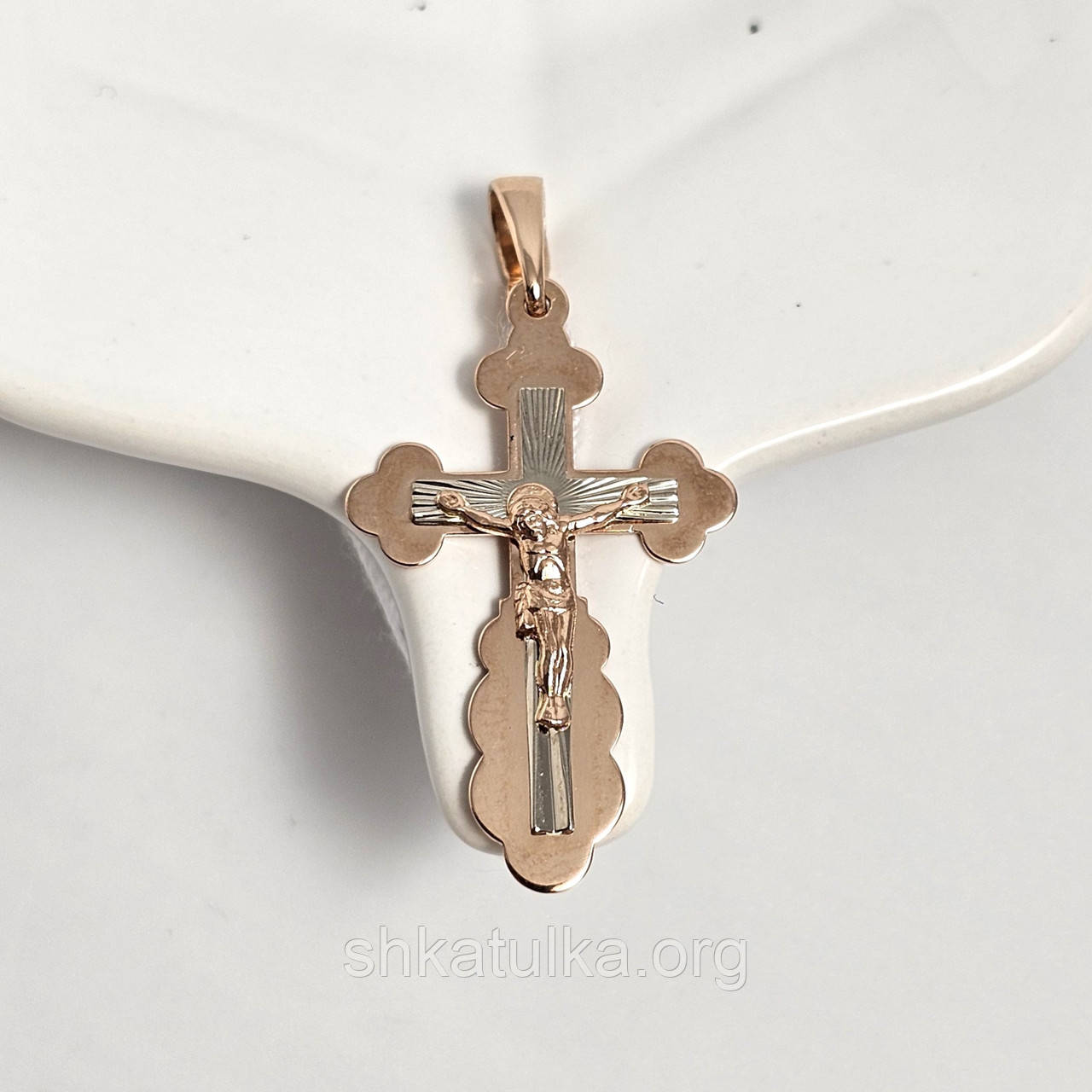 Хрестик з комбінованого золота з розп'яттям і орнаментом 1.49