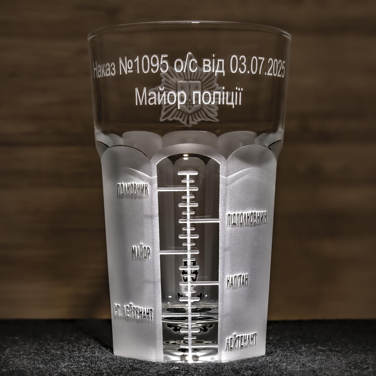 Склянка гранена офіцерська гранчак для горілки та віскі з гравіюванням емблеми Національної поліції зі шкалою і з погоном, фото 1