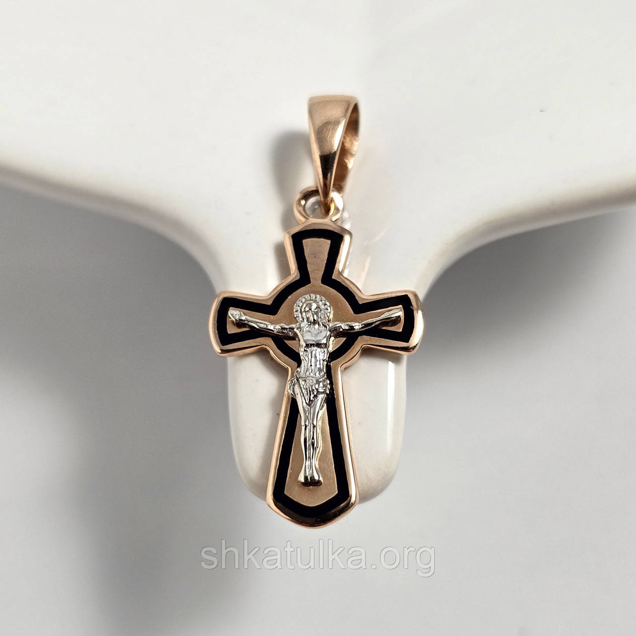 Золотий хрестик з комбінованого золота з розп'яттям і емаллю 1.50