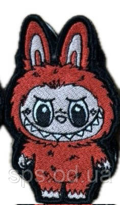 Шеврон «Лабубу — Labubu» червоний 9 см, фото 1