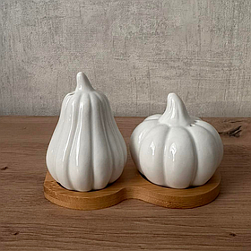 Порцеляновий набір для спецій  (сіль/перець) Naturel на бамбуковій підставці Гарбузіки , 12.5см